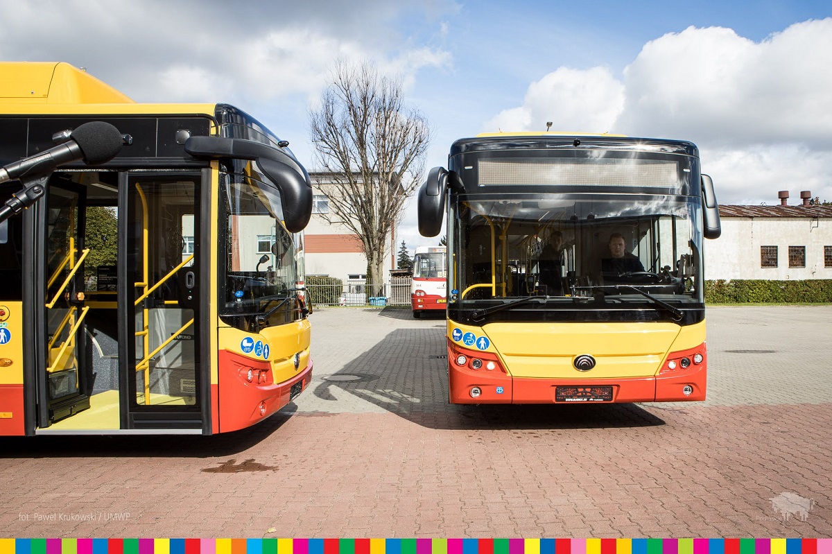 Autobusy elektryczne stoją na parkingu