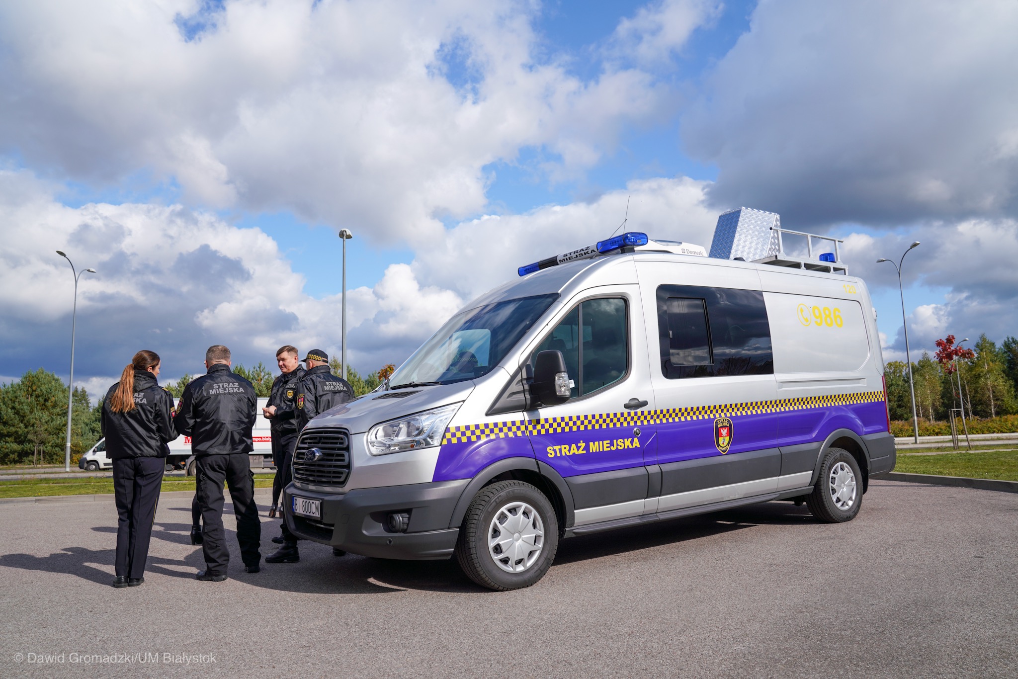 Przy smogobusie stoją straąnicy miejscy