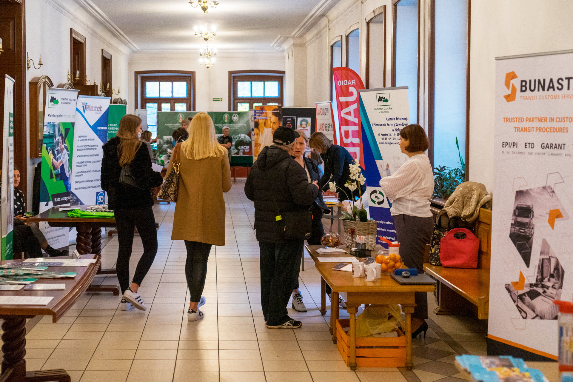 Uczelniany korytarz, an którym rozstawiono stoiska informacyjne
