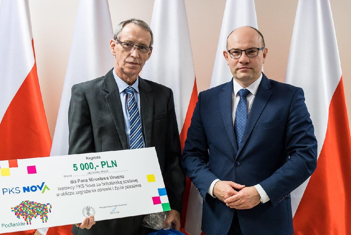 Dwaj mężczyźni, z których jeden trzyma symboliczny czek
