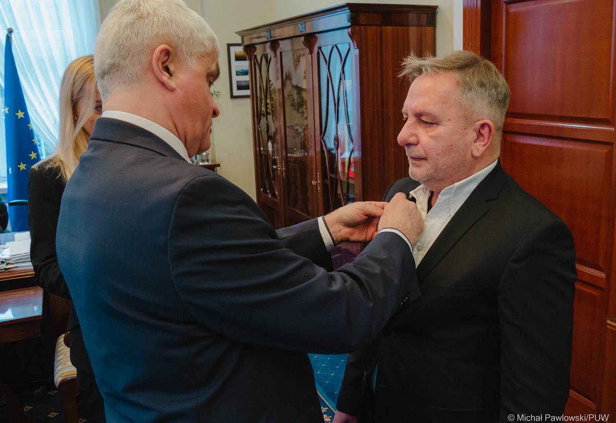 Wojewoda wręcza odznakę honorową