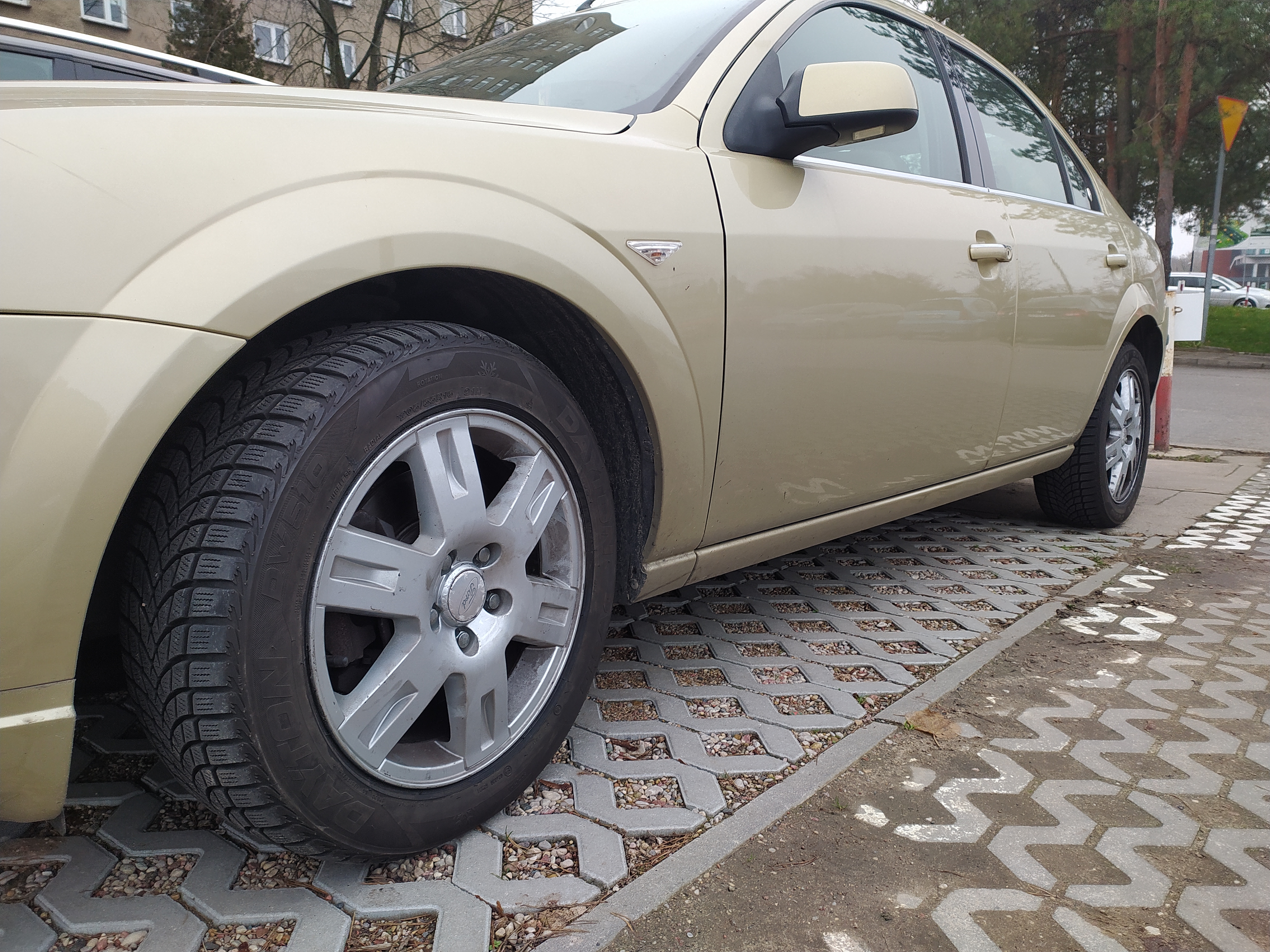 Samochód na zimowych oponach stoi na polbruku