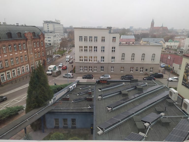 Widok z lotu ptaka na panele fotowoltaiczne na dachu Urzedu Miasta w Białymstoku