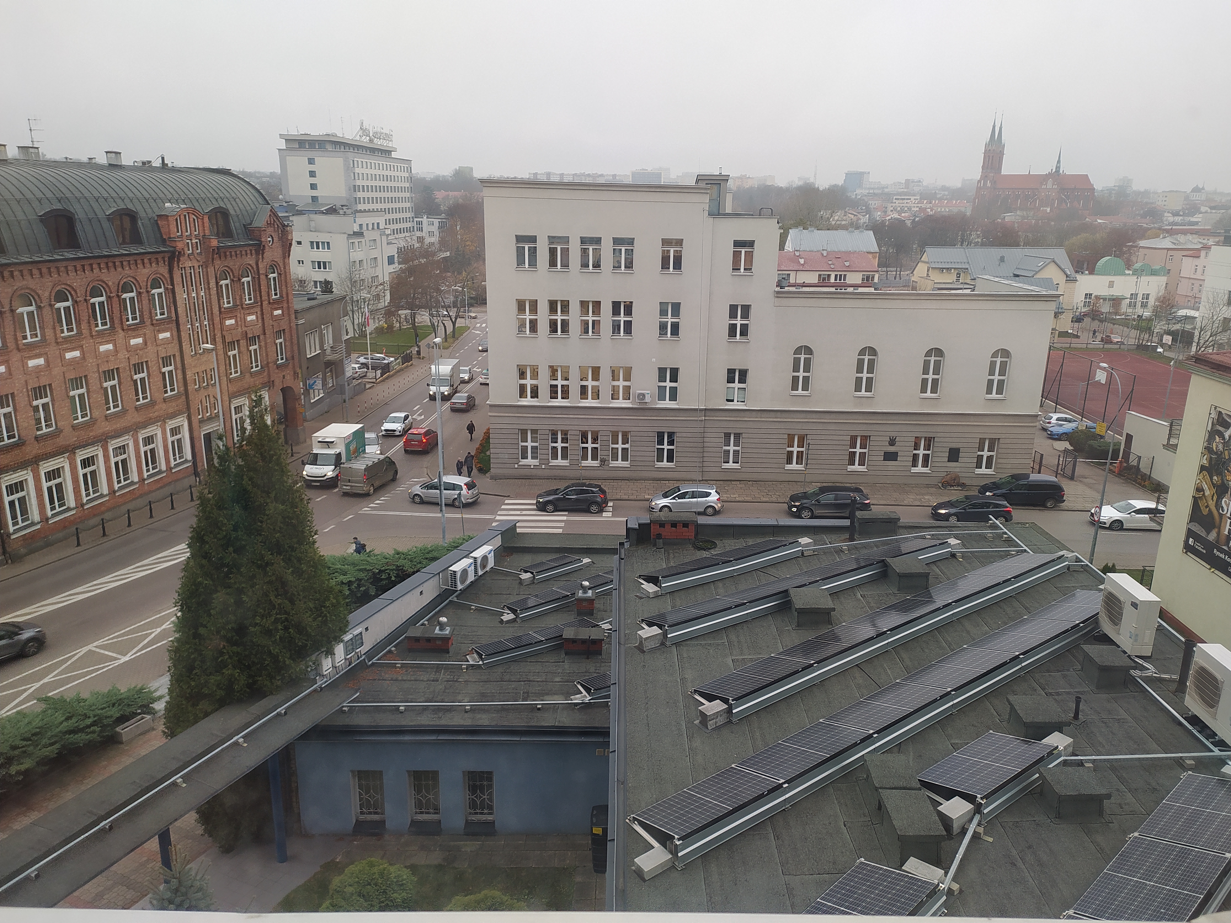Widok z lotu ptaka na panele fotowoltaiczne na dachu Urzedu Miasta w Białymstoku