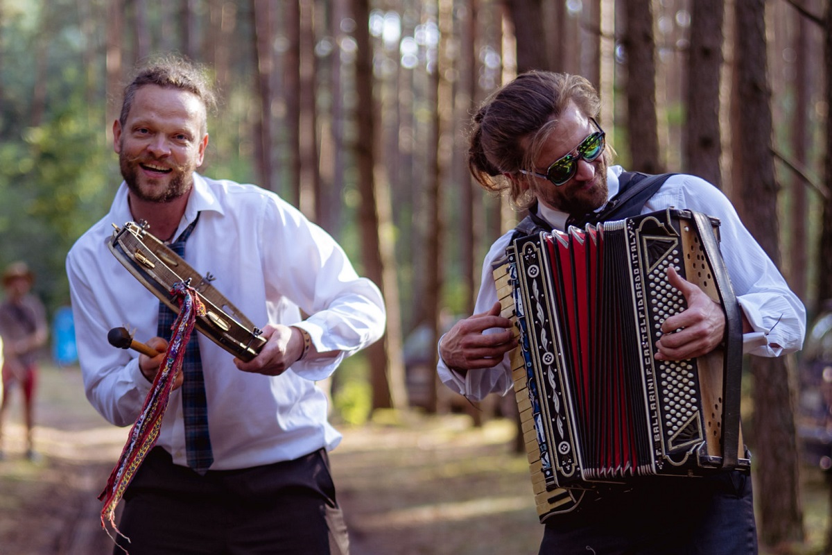 Dwaj muzycy w lesie