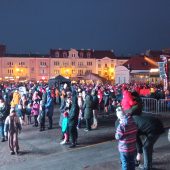 Tum mieszkańców na Rynku czeka na przyjazd Mikołaja