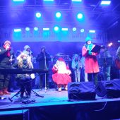 Mikołaj siedzi na fotelu na scenie na Rynku Kościuszki