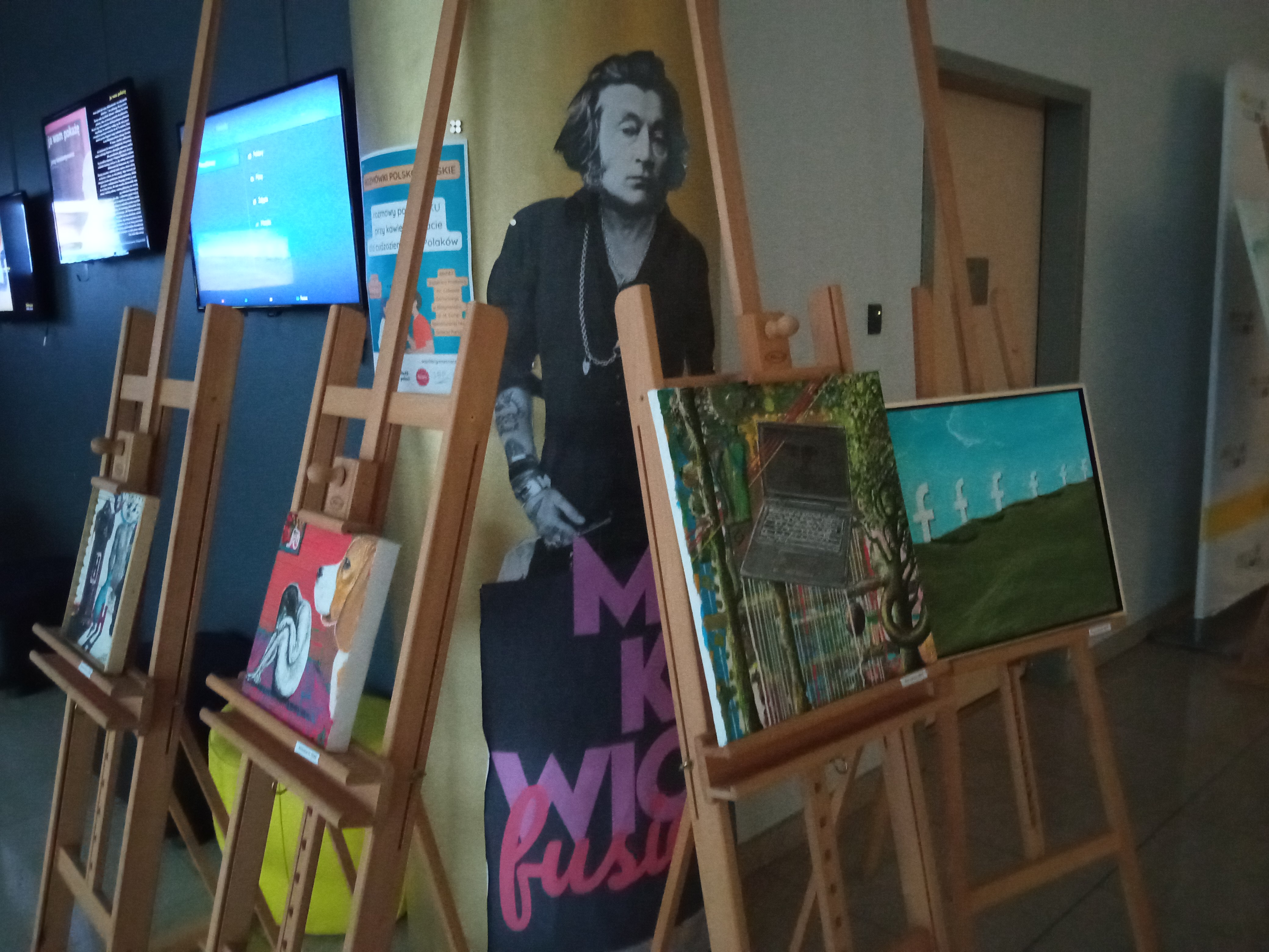 Obrazy na sztalugach i plakat do spektaklu #Mickiewicz w galerii