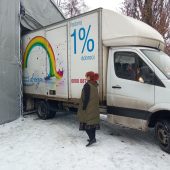 Samochó dostawczy przywiózł dary, rozładowywanie w namiocie