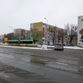 Auto i autobus jada po ulicy Białegostoku