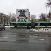 Auto i autobus jada po ulicy Białegostoku