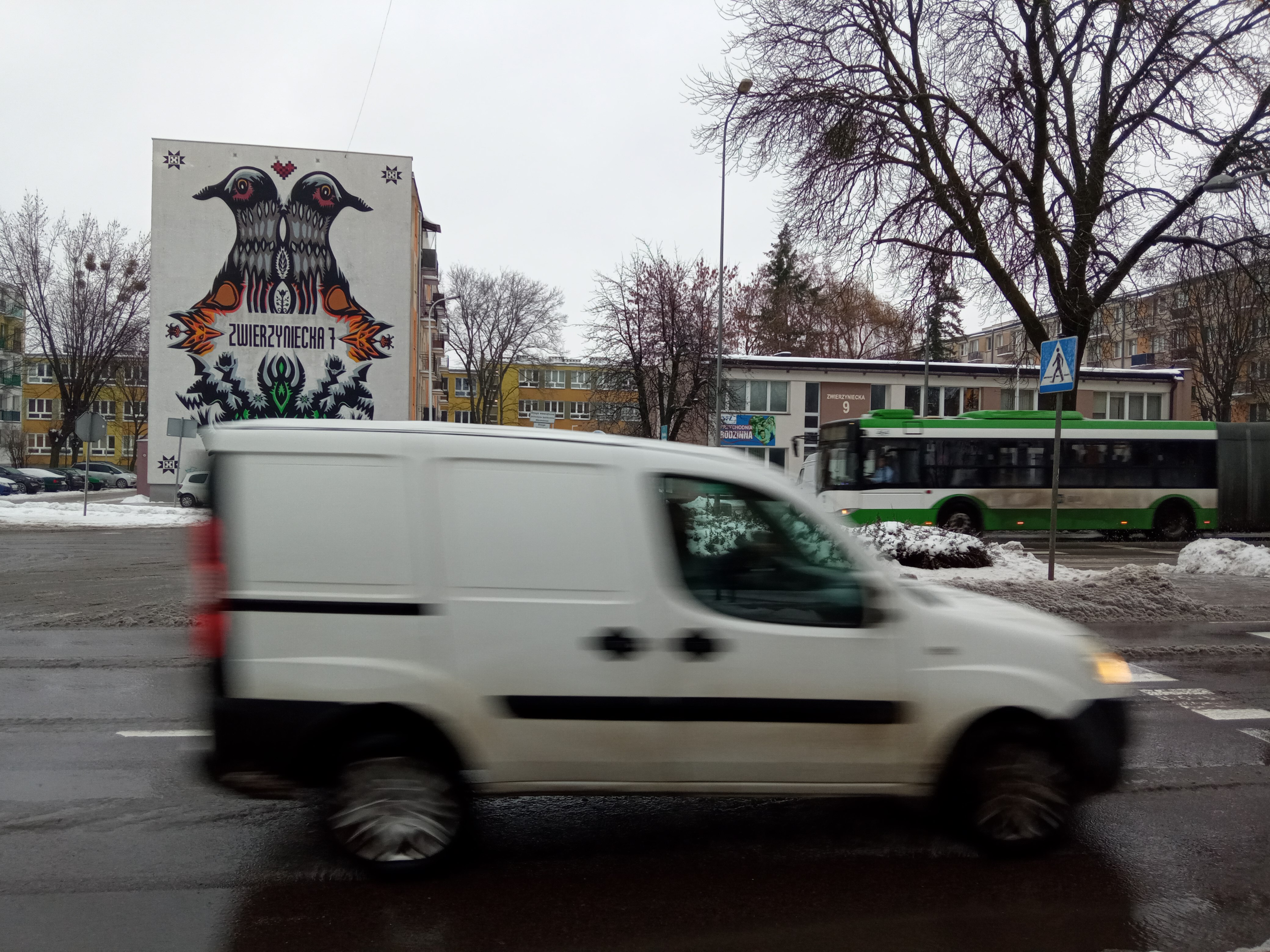 Auto i autobus jada po ulicy Białegostoku