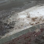 Fragment oblodzonego chodnika i ulicy