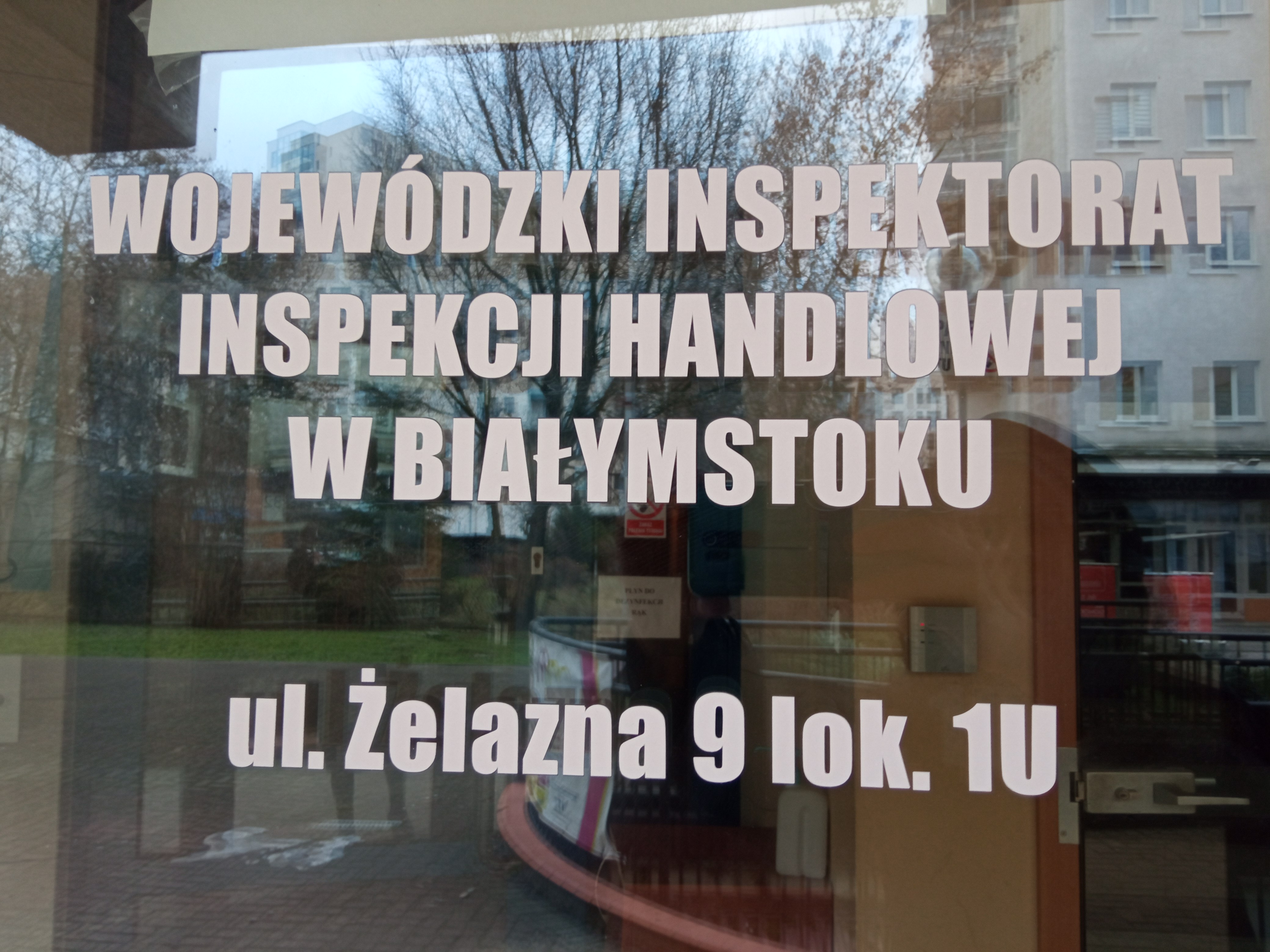 Napis na drzwiach wejściowych