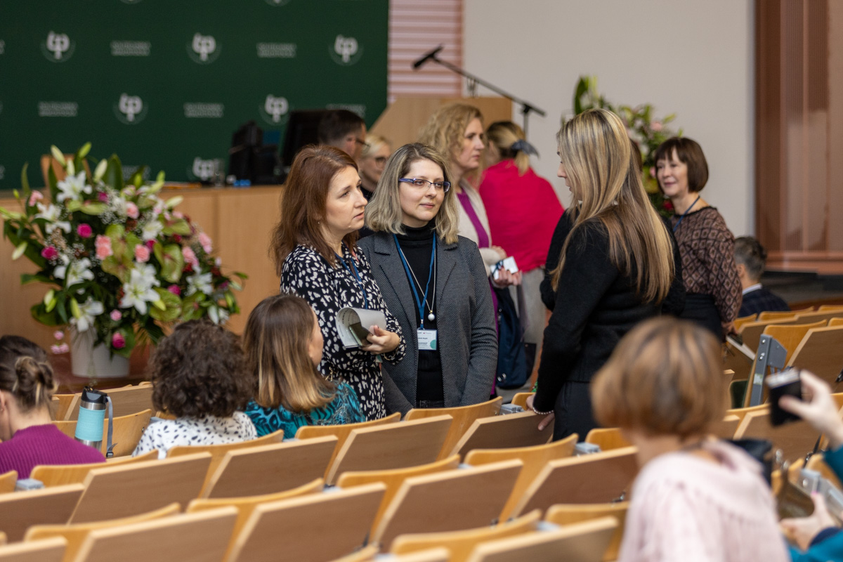 Grupa kobiet rozmawia ze sobą na auli