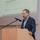 Mężczyzna przemawia na mównicy