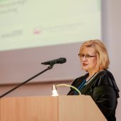 Kobieta przemawia na mównicy