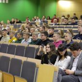 Ludzie na auli siedzą podczas rozpoczęcia konkursu