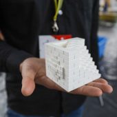 model fragmentu muru ułożony na dłoni