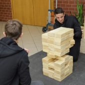 Dwóch studentó układa jengę