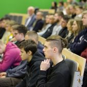 Młodzi ludzie na auli siedzą podczas rozpoczęcia konkursu