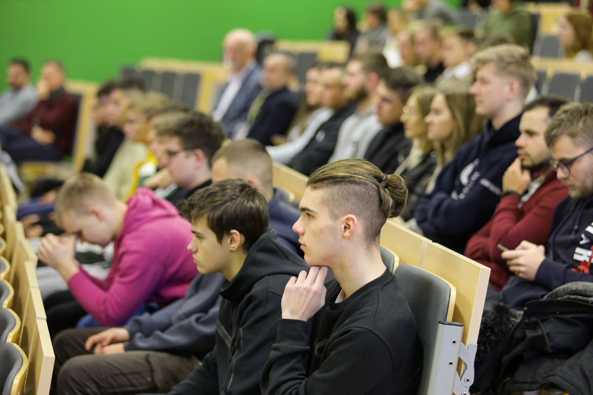 Młodzi ludzie na auli siedzą podczas rozpoczęcia konkursu