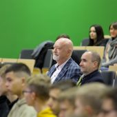 Ludzie na auli siedzą podczas rozpoczęcia konkursu