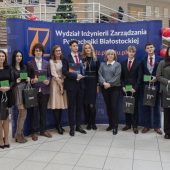 Grupa laureatów stoi z nagrodami, pośród nich panie z jury
