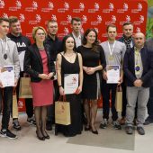 Finaliści z nagrodami stoją wraz z jurorami konkurencji murarstwo