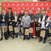 Finaliści z nagrodami stoją wraz z jurorami konkurencji CAD