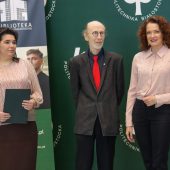 Die kobiety i mężczyzna stoją podczas rozstrzygnięcia konkursu