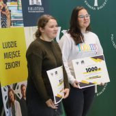 Dwie młode kobiety stoją z nagrodami