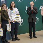 Trzy młode kobiety trzymają nagrody, bok stoi mężczyzna i kobieta