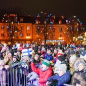 Tłum dzieci i dorosłych wiwatuje na cześć Mikołaja