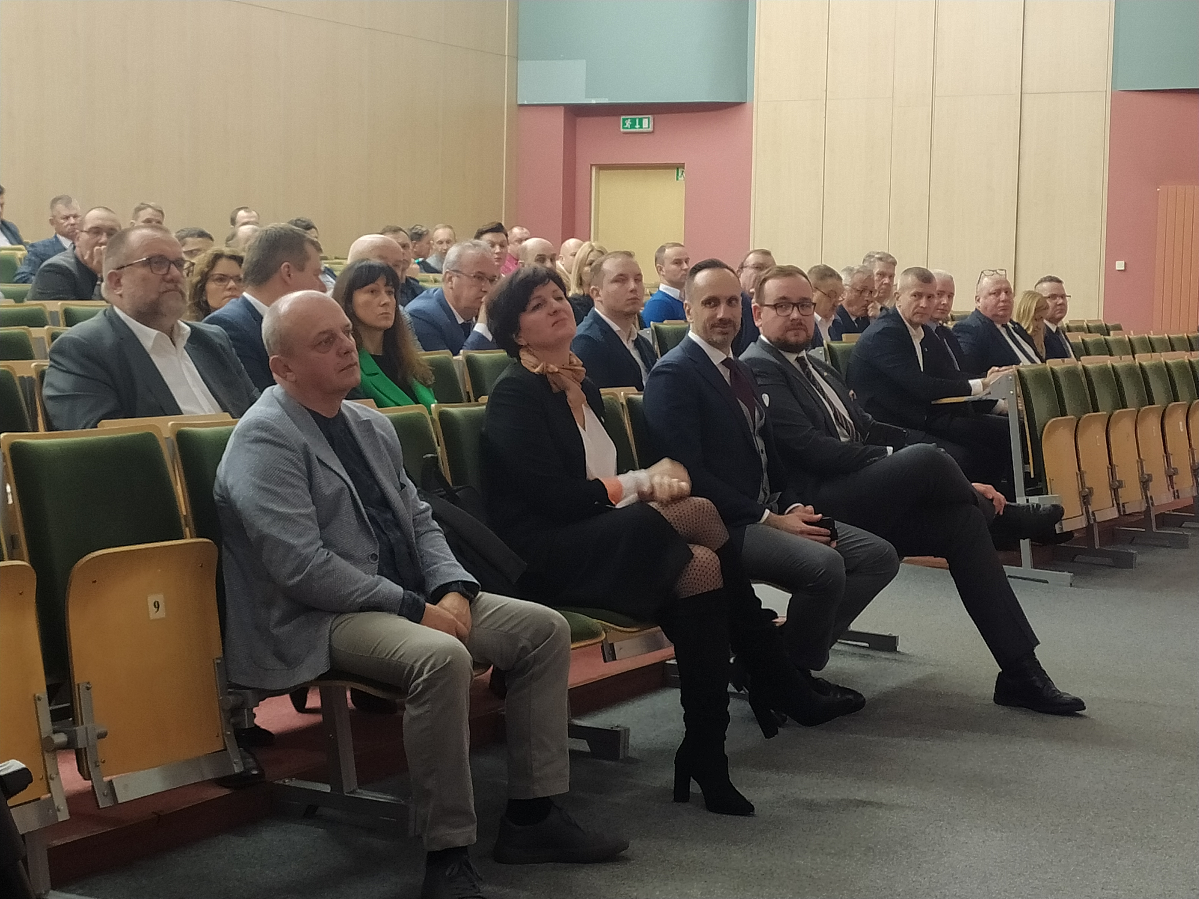 Kilkadziesiąt osób sziedzi w auli