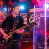 Mężczyzna gra na gitarze