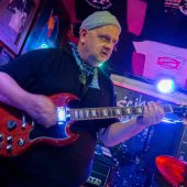 Mężczyzna gra na gitarze