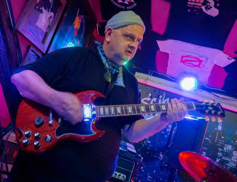 Mężczyzna gra na gitarze