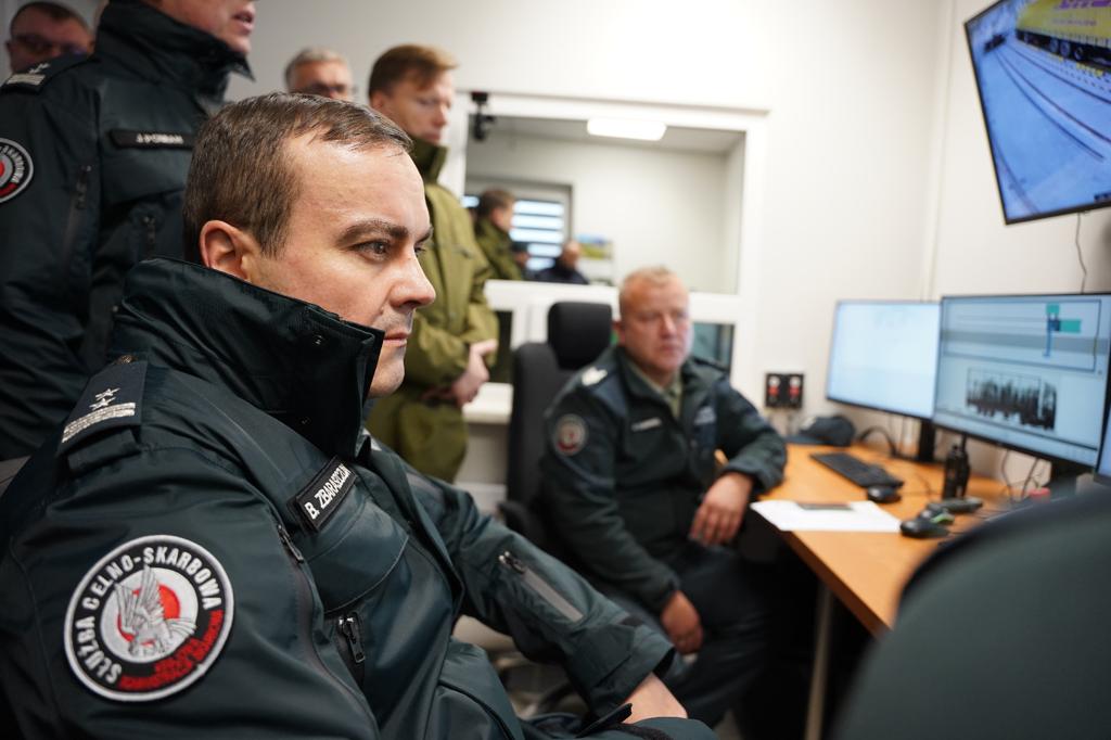 Funkcjonariusze KAS przy monitorach