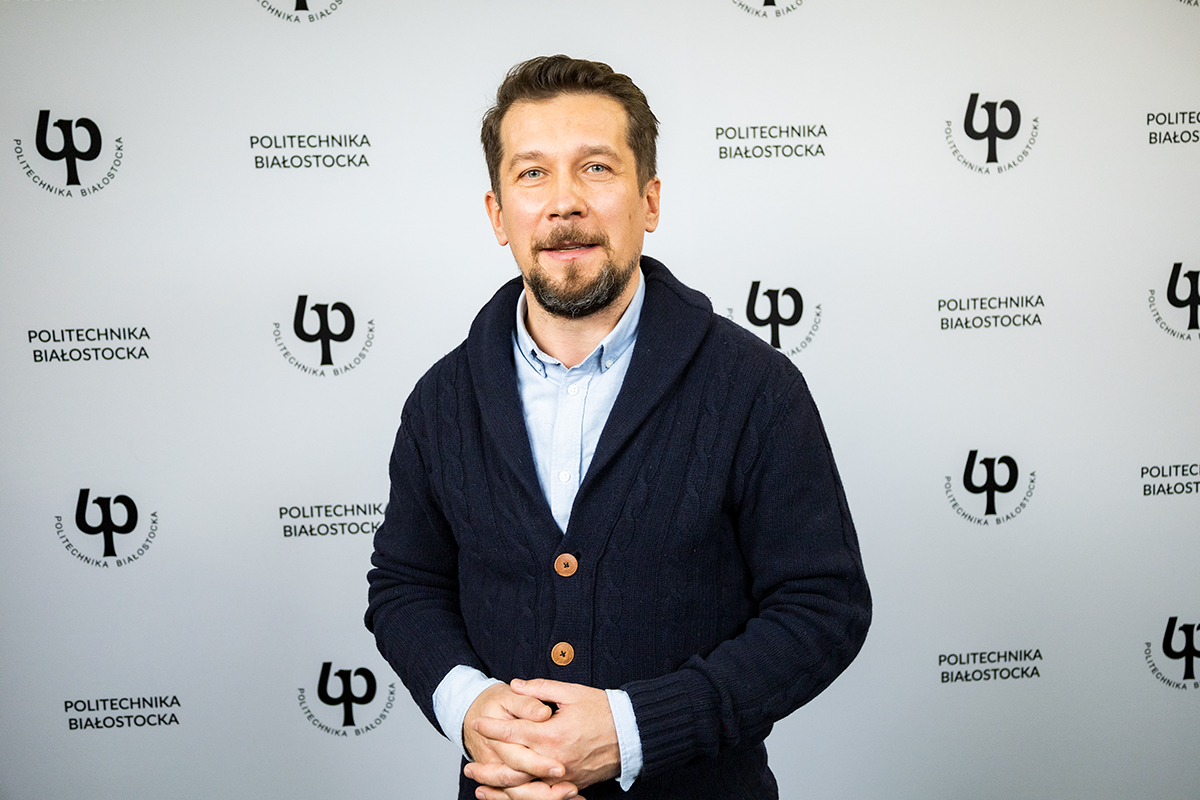 Mężczyzna stoi na te baneru