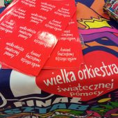 Gadżety Wielkiej Orkiestry Świątecznej Pomocy 2023, m.in. naklejki serduszka
