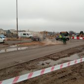 Pracownicy budowlani podczas prac drogowych