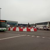 Autobusy jadą tymczasowym skrzyżowaniem/rondem