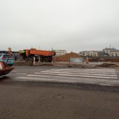 Zamknięte przejście dla pieszych, obok samochody ciężarowe