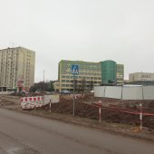 Znak przejscie dla pieszych na przebudowywanej ulicy