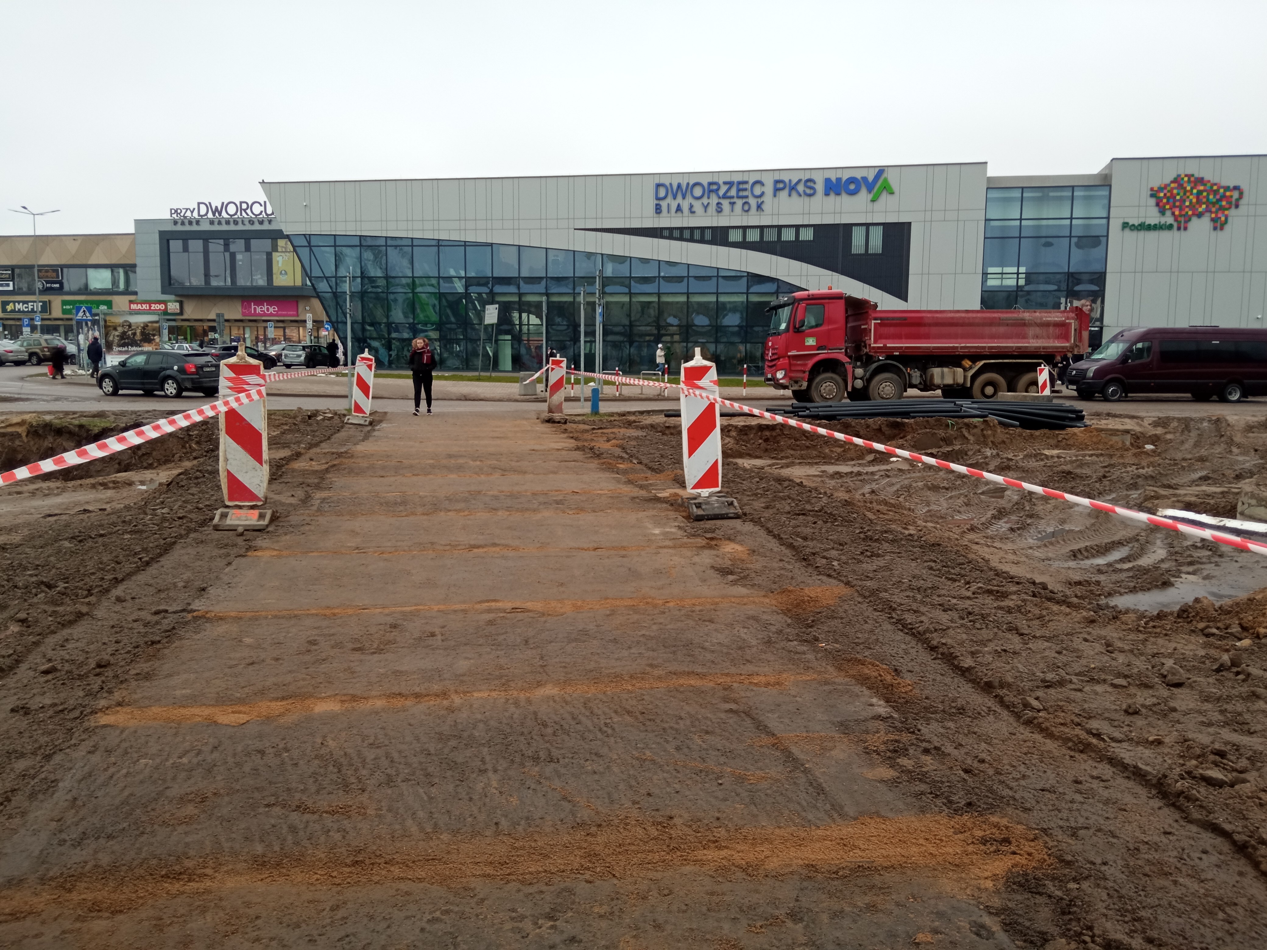 Nowe tymczasowe utwardzone przejscie dla pieszych, w tle roboty drogowe