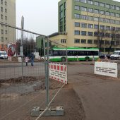 Tymczasowe przejscie dla pieszych na przebudowywanej ulicy