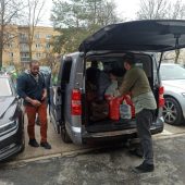 Mężczyźni pakują dary do busa
