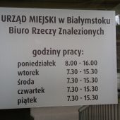Ogłoszenie na drzwiach godziny pracy