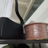 Kabel leży na półce w Biurze Rzeczy Znalezionych